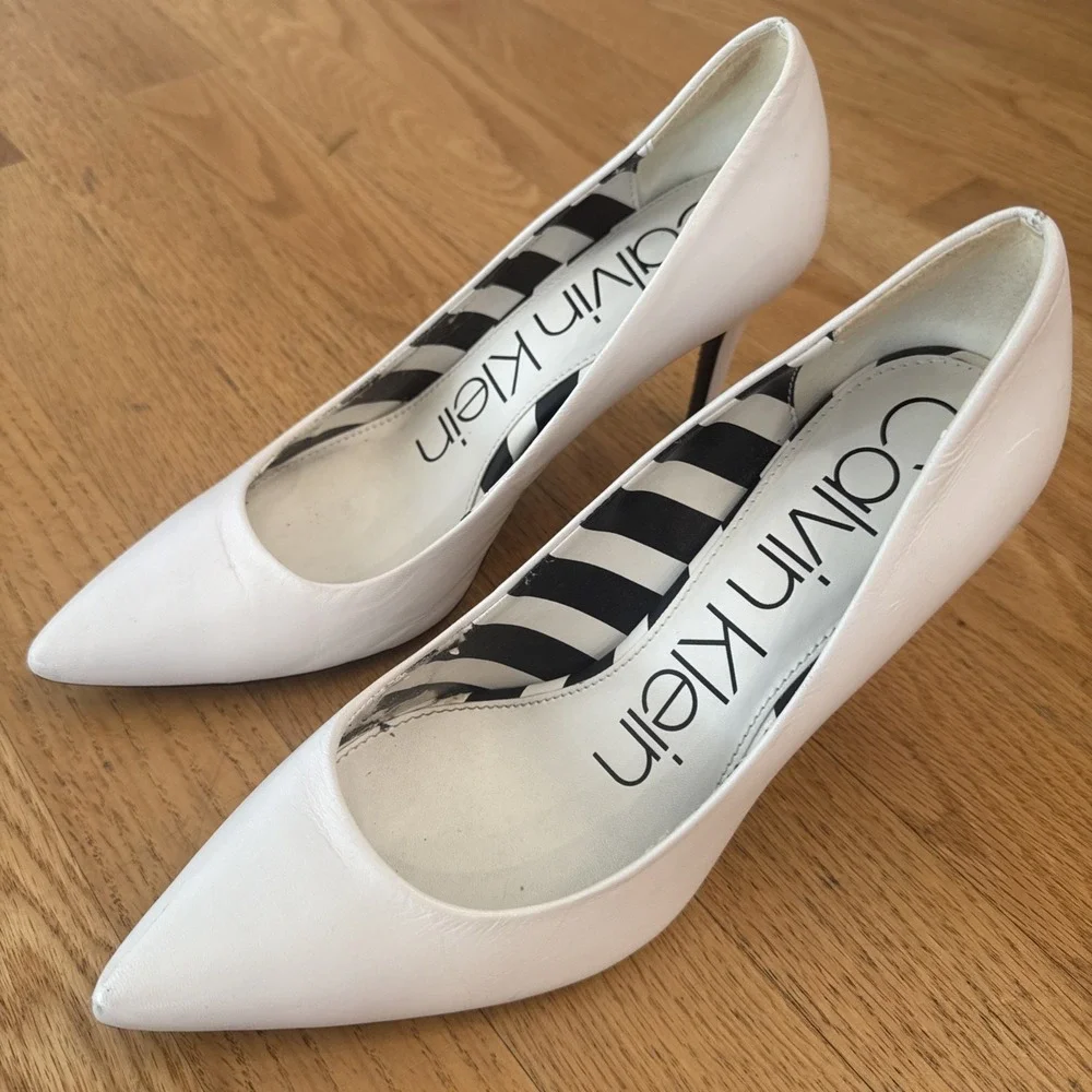 CALVIN KLEIN Ronna White 7M Pointed Toe Pump Heels